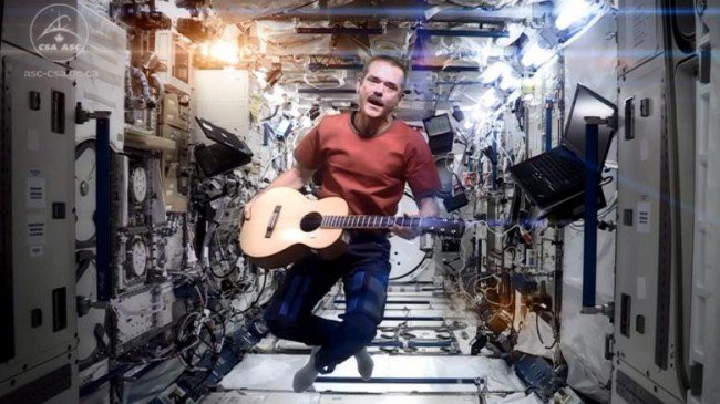 Фото - Астронавт Крис Хэдфилд готовится выпустить записанный в космосе альбом