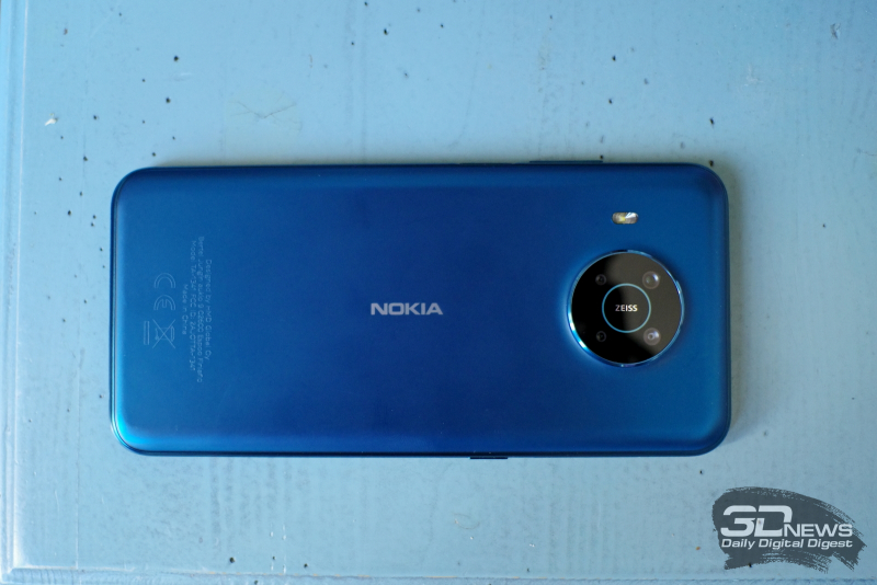  Nokia X20, задняя панель: по центру — блок с четырьмя камерами, слева от него — одинарная светодиодная вспышка 