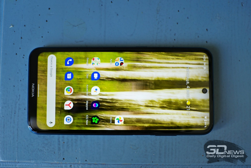  Nokia X20, лицевая панель: фронтальная камера в отверстии по центру, разговорный динамик под верхней кромкой 