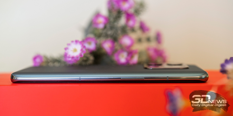  OnePlus 10 Pro, левая грань: две клавиши регулировки громкости/спуска затвора камеры 