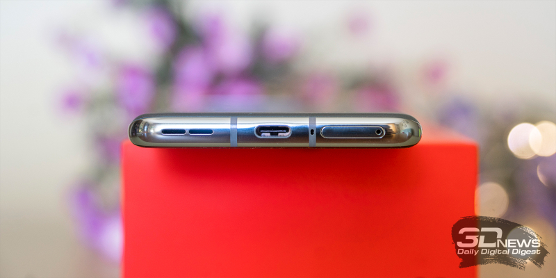  OnePlus 10 Pro, нижняя грань: основной динамик, порт USB Type-C, микрофон, слот для двух карточек стандарта nano-SIM 