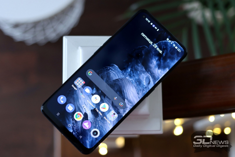  realme 9 Pro+, лицевая панель: в левом верхнем углу экрана — фронтальная камера, под верхней кромкой — разговорный динамик 