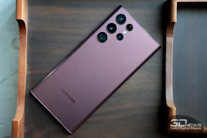  Samsung Galaxy S22 Ultra, задняя панель: в углу — четыре объектива камер, лазерная подсветка автофокуса, светодиодная вспышка 