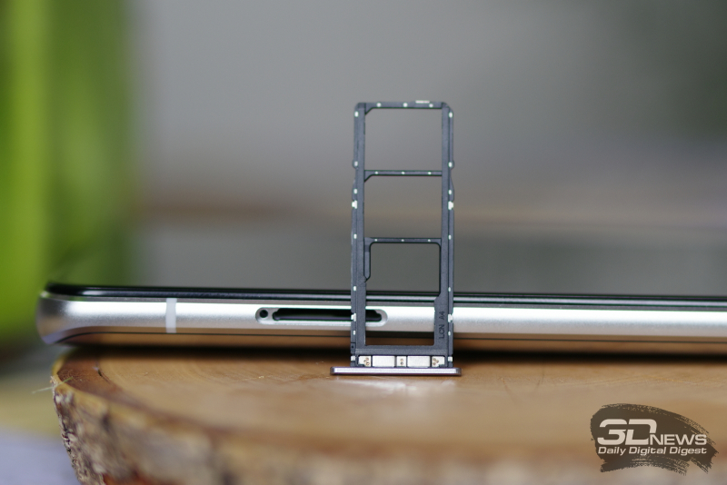  ASUS Zenfone 8 Flip, слот для двух карточек стандарта nano-SIM и одной карточки microSD 