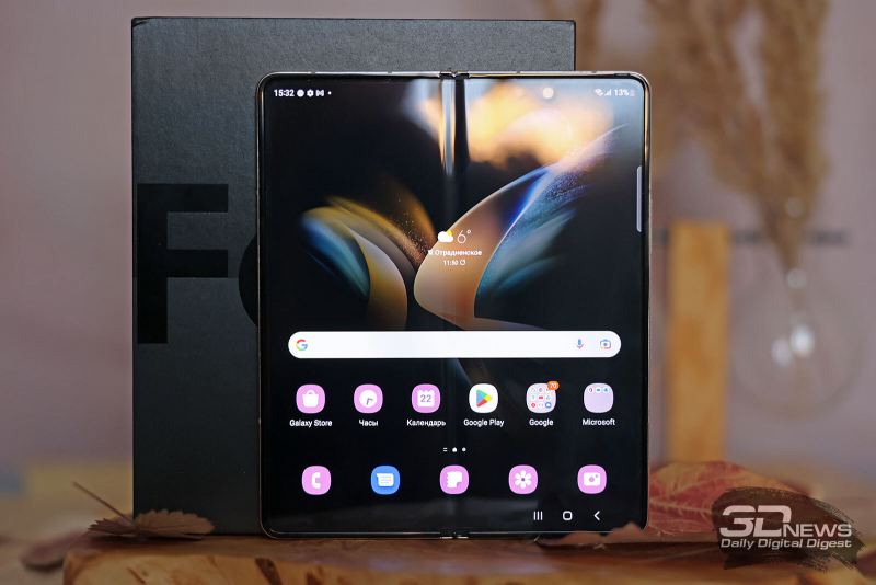  Samsung Galaxy Z Fold4, внутренняя поверхность занята полностью экраном, фронтальная камера не видна 